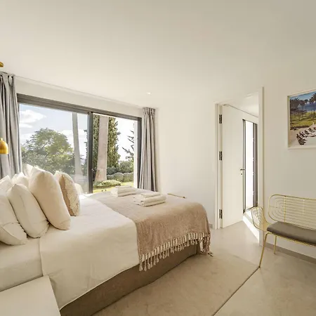 Kumaro 4 Bedroom Outdoor Pool Parking *