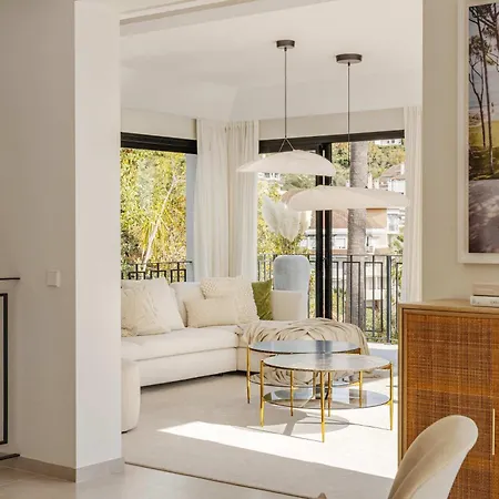 Kumaro 4 Bedroom Outdoor Pool Parking
