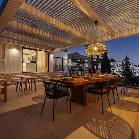 Kumaro 4 Bedroom Outdoor Pool Parking Villa
