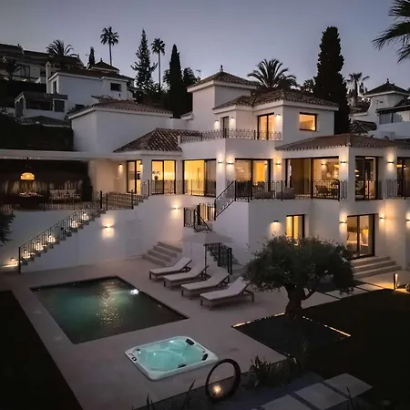 Kumaro 4 Bedroom Outdoor Pool Parking Villa *