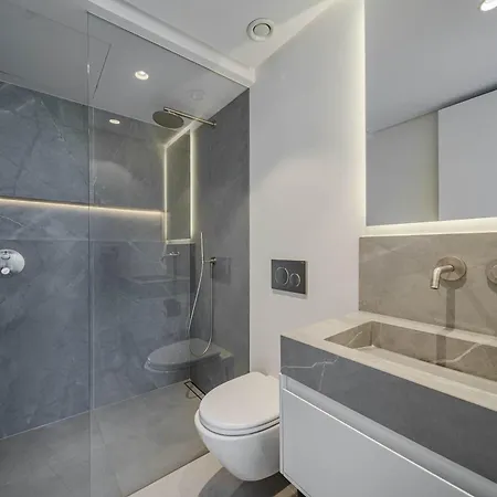 Kumaro 4 Bedroom Outdoor Pool Parking Villa