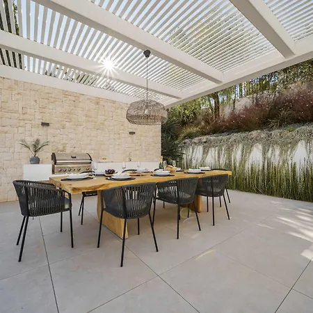 Kumaro 4 Bedroom Outdoor Pool Parking Villa Marbella