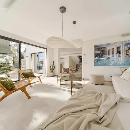 Villa Kumaro 4 Bedroom Outdoor Pool Parking *