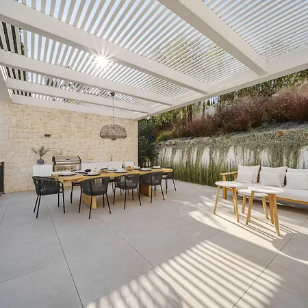 Kumaro 4 Bedroom Outdoor Pool Parking Villa *