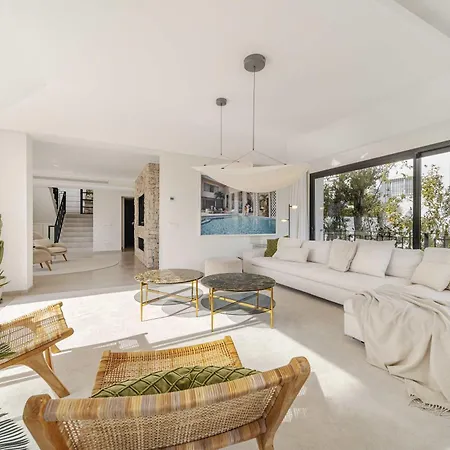 Kumaro 4 Bedroom Outdoor Pool Parking Villa