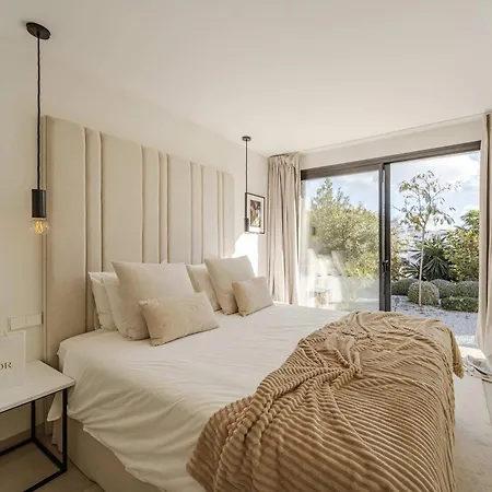 Kumaro 4 Bedroom Outdoor Pool Parking Villa